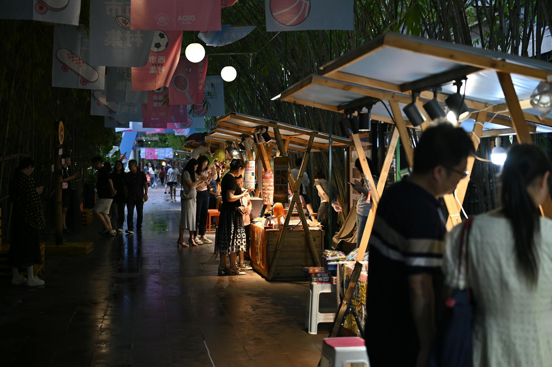 周日早市的两种节奏：本地居民与外来访客