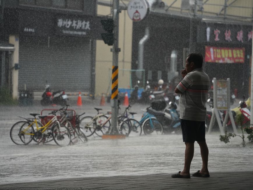 暴雨突袭街头 · 三伏也是暴雨与洪水高发的时段